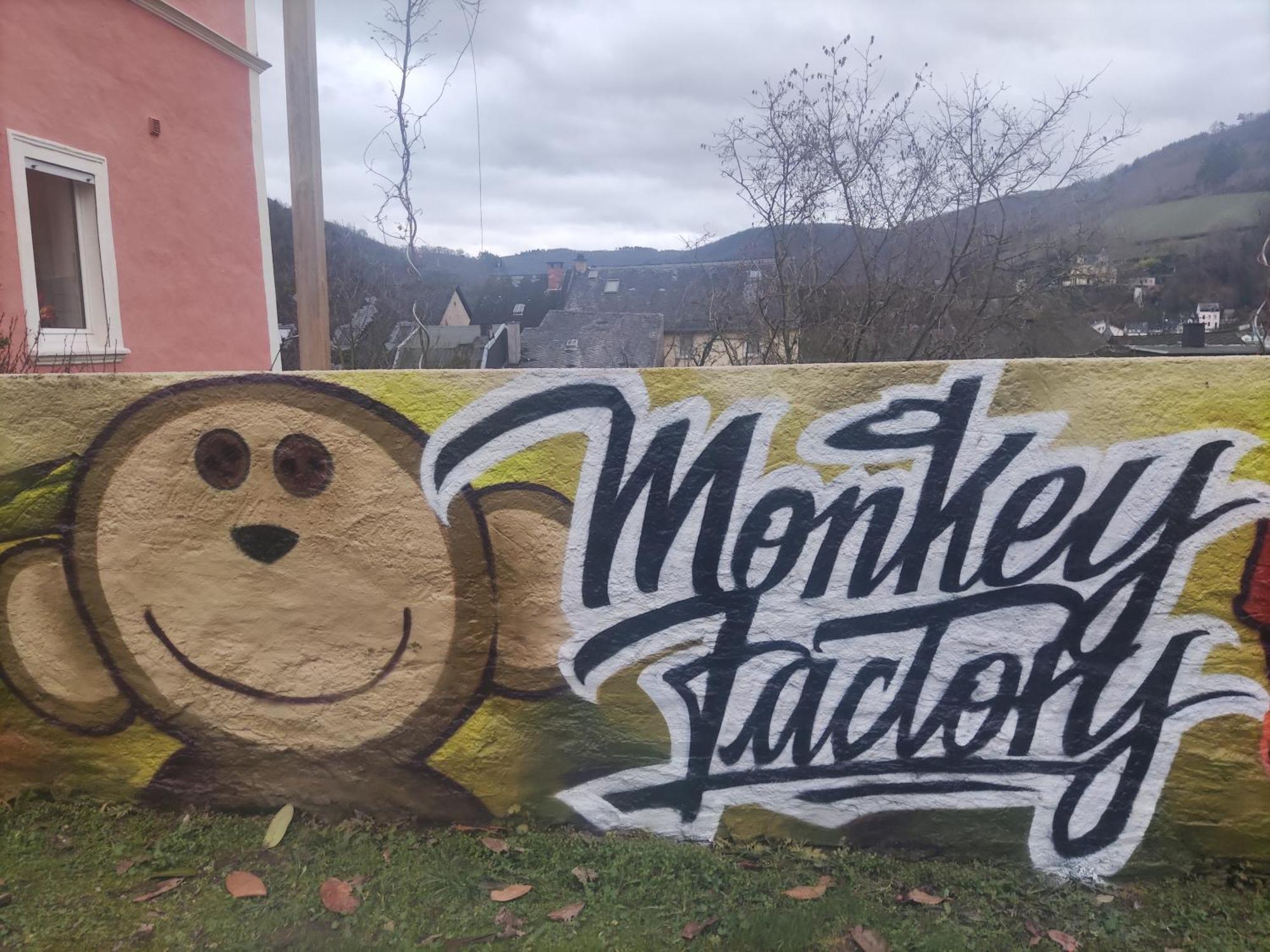 Monkey Factory - Mini Home-Stay Hostel Traben-Trarbach Eksteriør billede